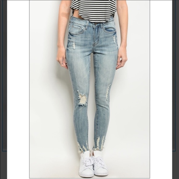 🎉2/$20🎉 LAST 1  Women’s Frayed Denim Light Skinny Jeans - Picture 6 of 8